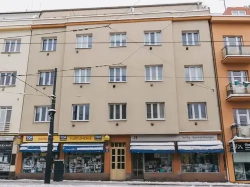 Činžovní dům Starostrašnická 1045/56, pohled z ulice