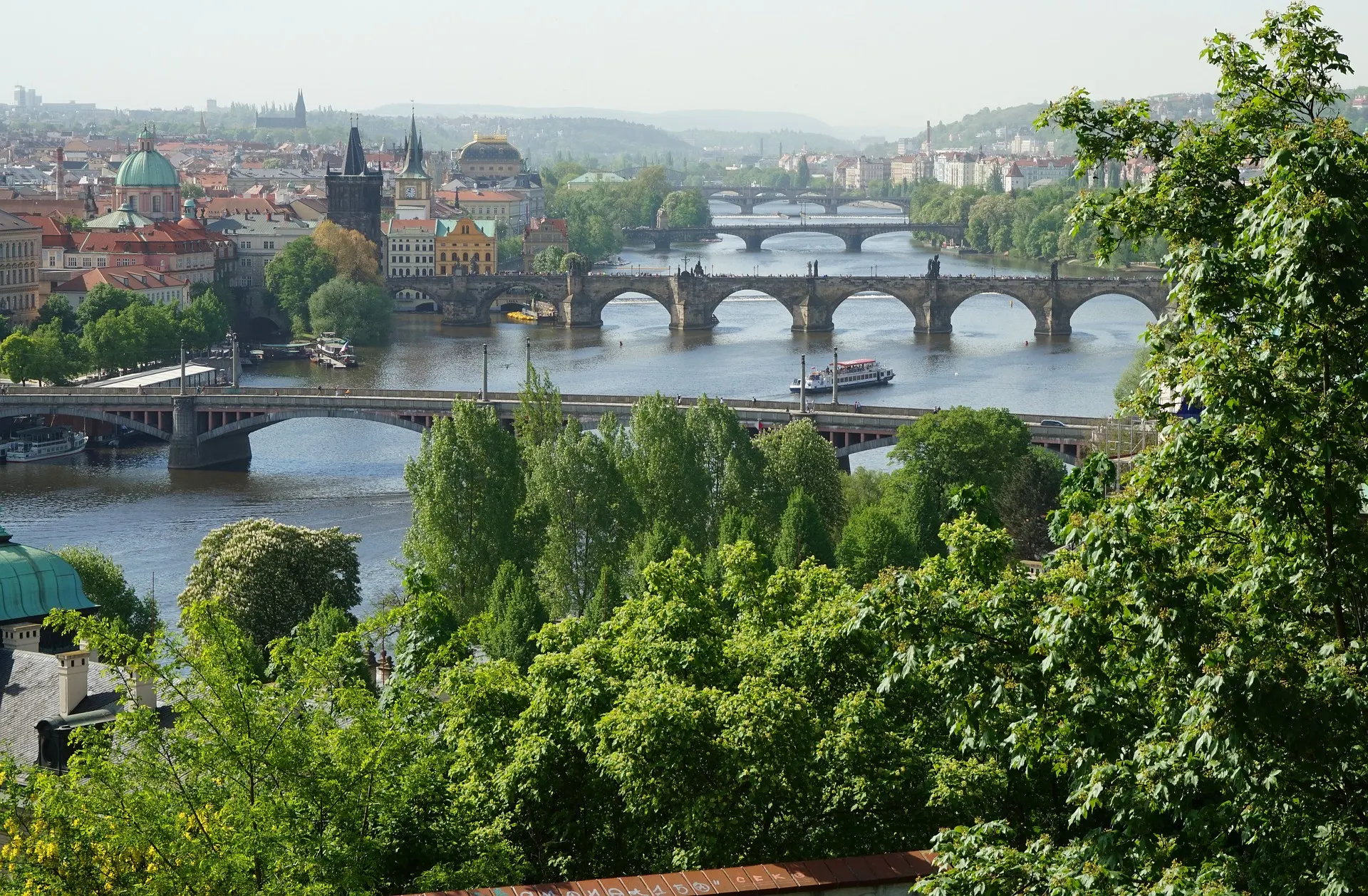 Pohled z Letné na Vltavu a pražské mosty